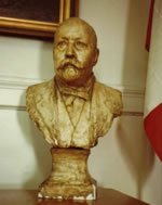 Photo of bust of Cornelius Van Horne at CP Archives.